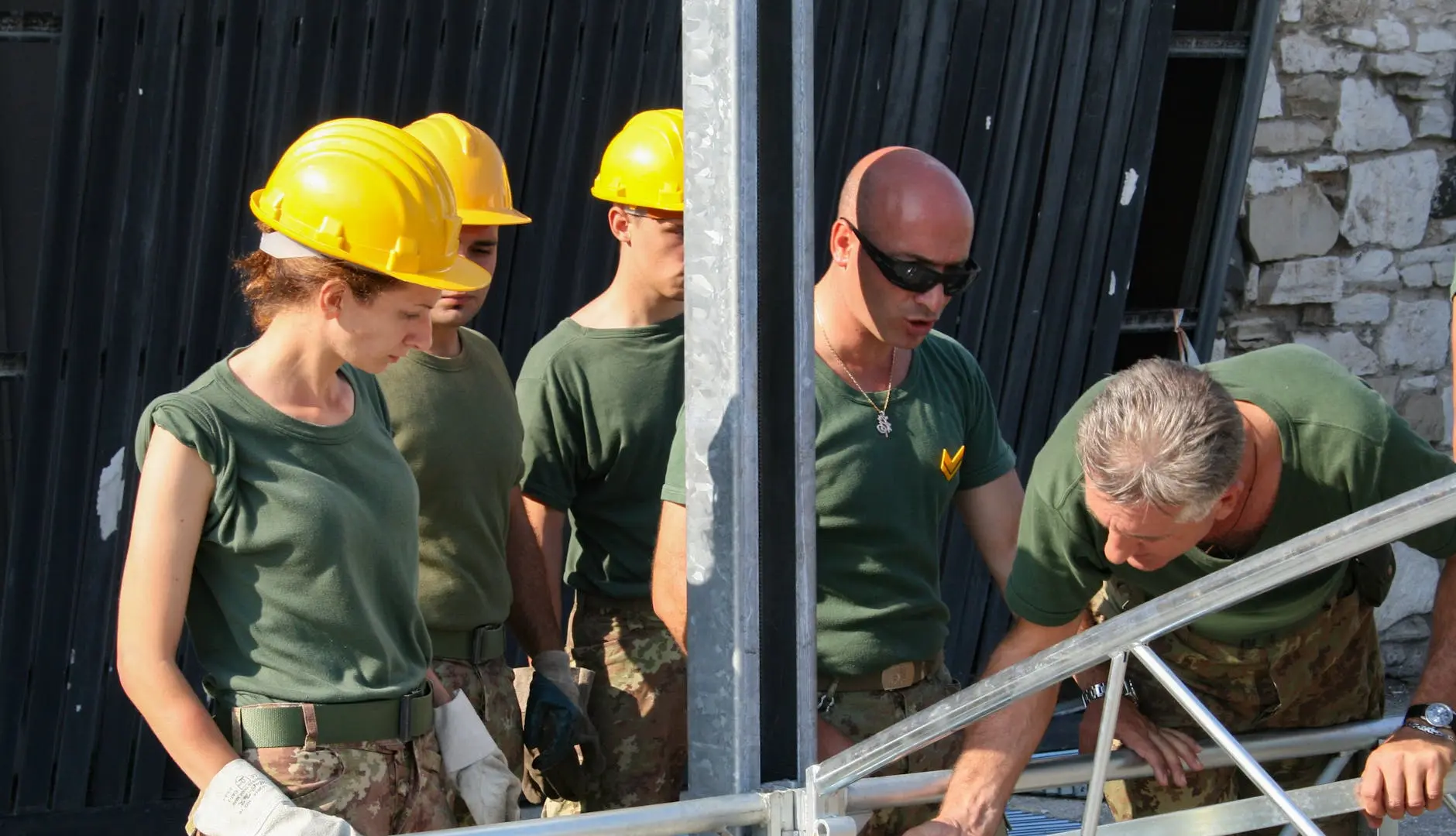 Responsable HSE analysant les indicateurs de performance après un safety day