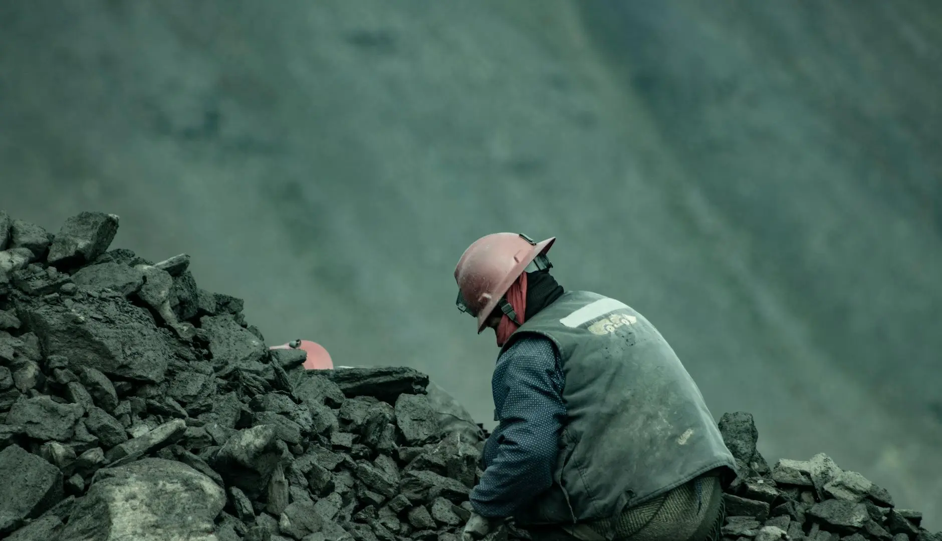 Équipe minière effectuant un audit de sécurité terrain avec équipements de protection