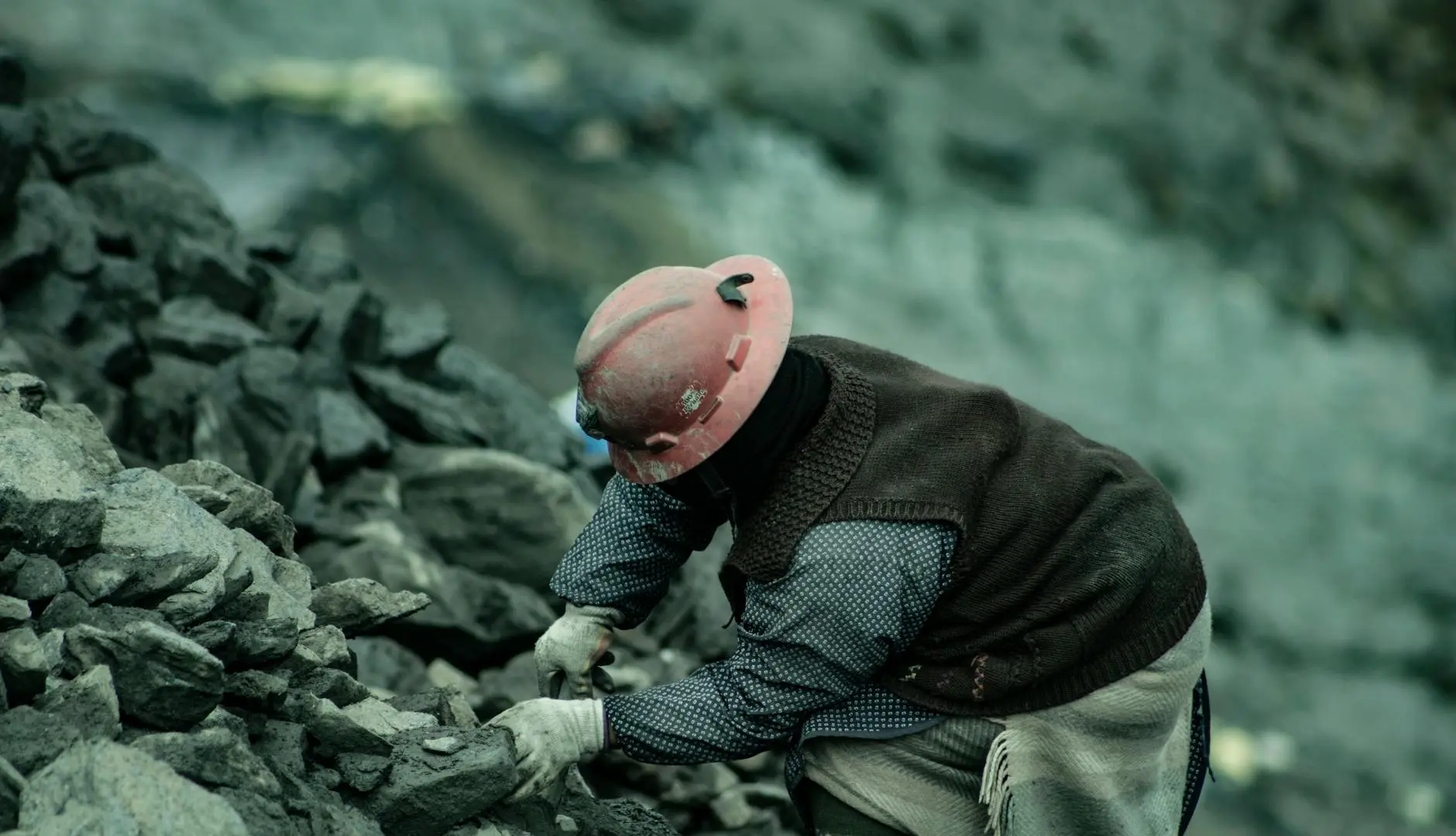 Équipe de mineurs en réunion de sécurité analysant des indicateurs de performance