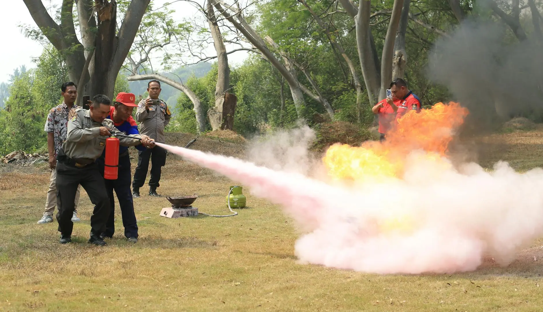 Équipes HSE en exercice d'évacuation et coordination tactique sur site industriel