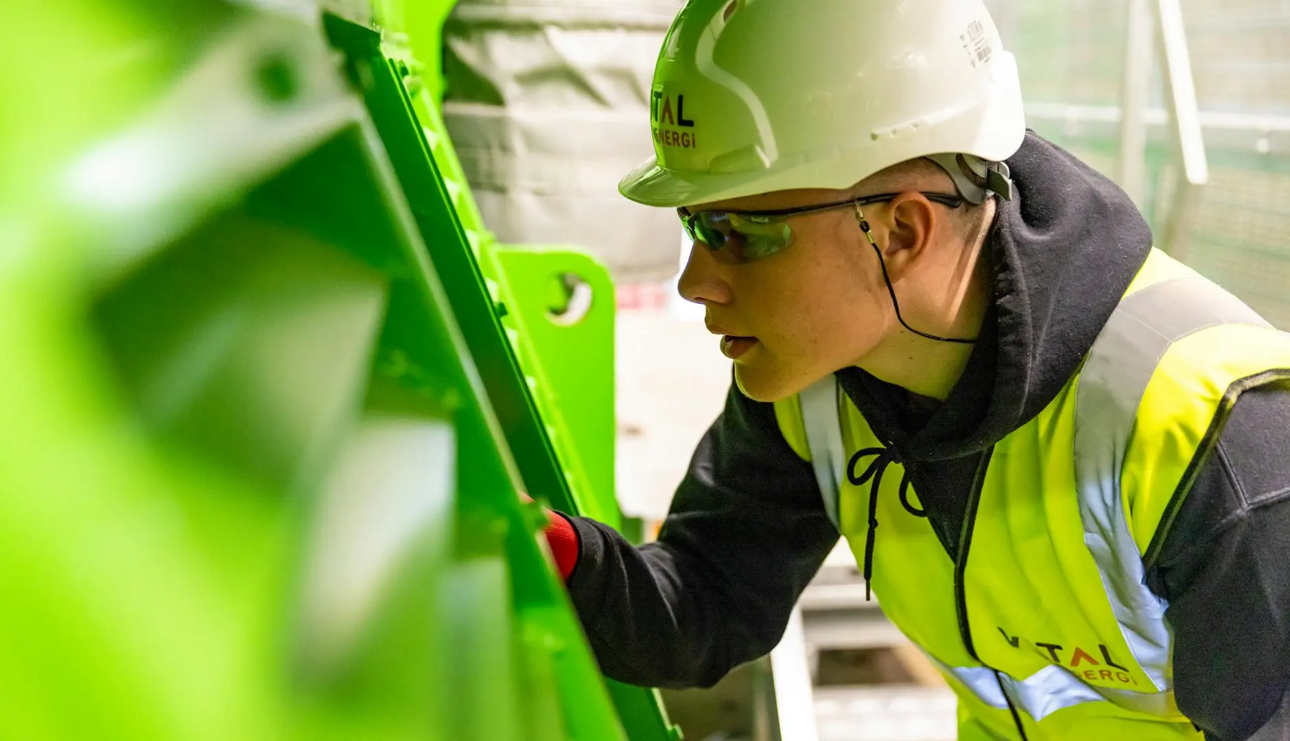 Technicien effectuant un audit conformité machine agroalimentaire sur une ligne de production automatisée
