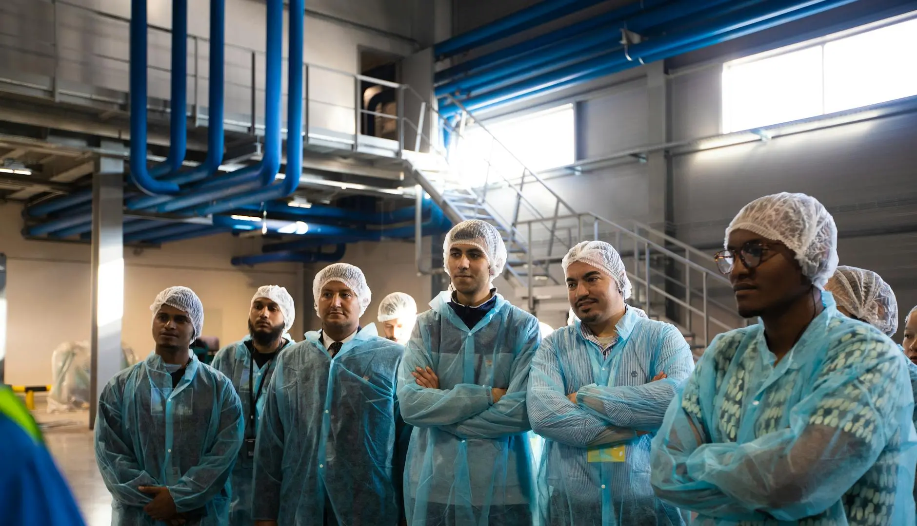 Consultant HSE animant un atelier de prévention des risques chimiques en usine agroalimentaire