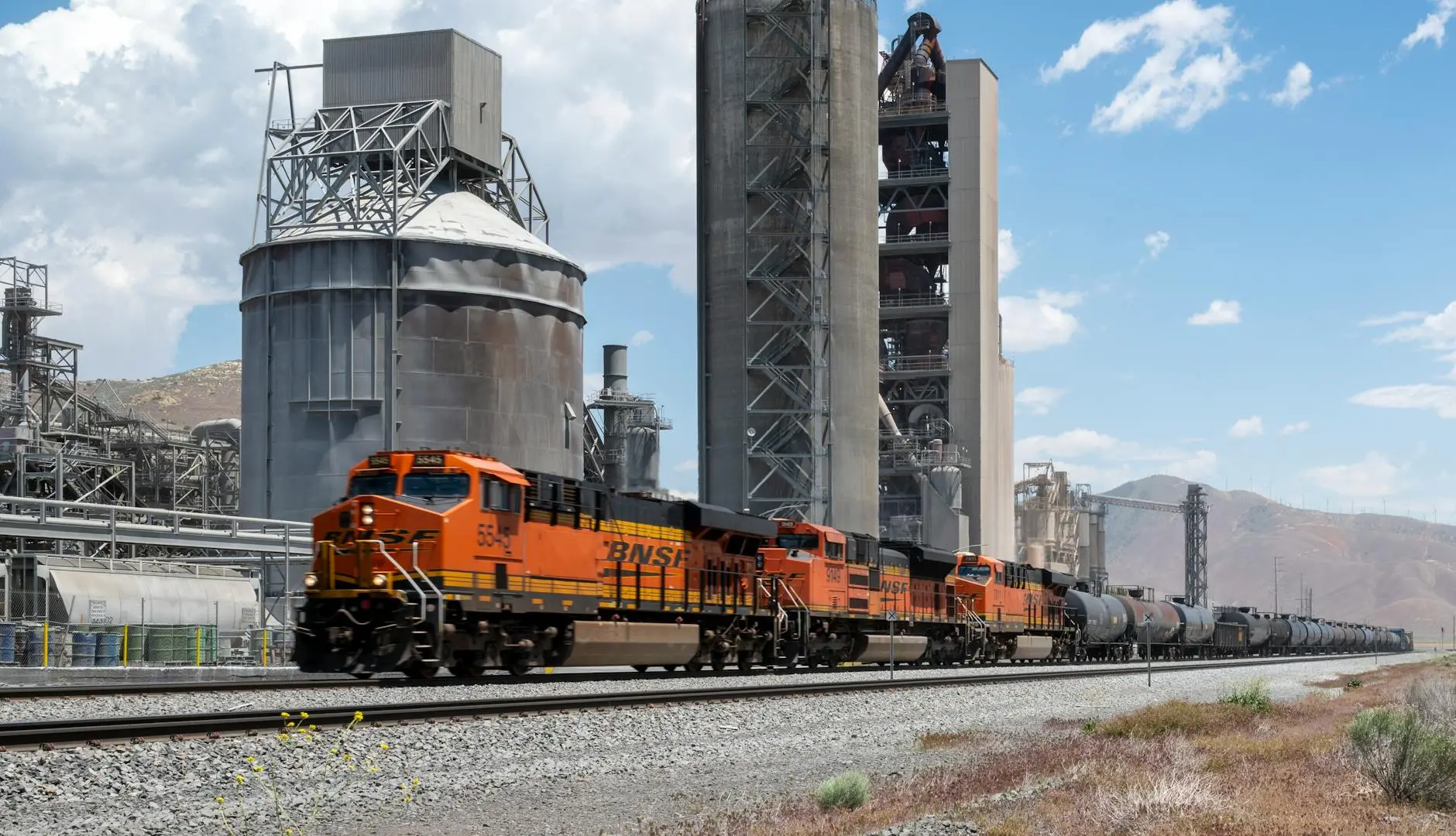 Équipe industrielle participant à un atelier pratique de sécurité au travail