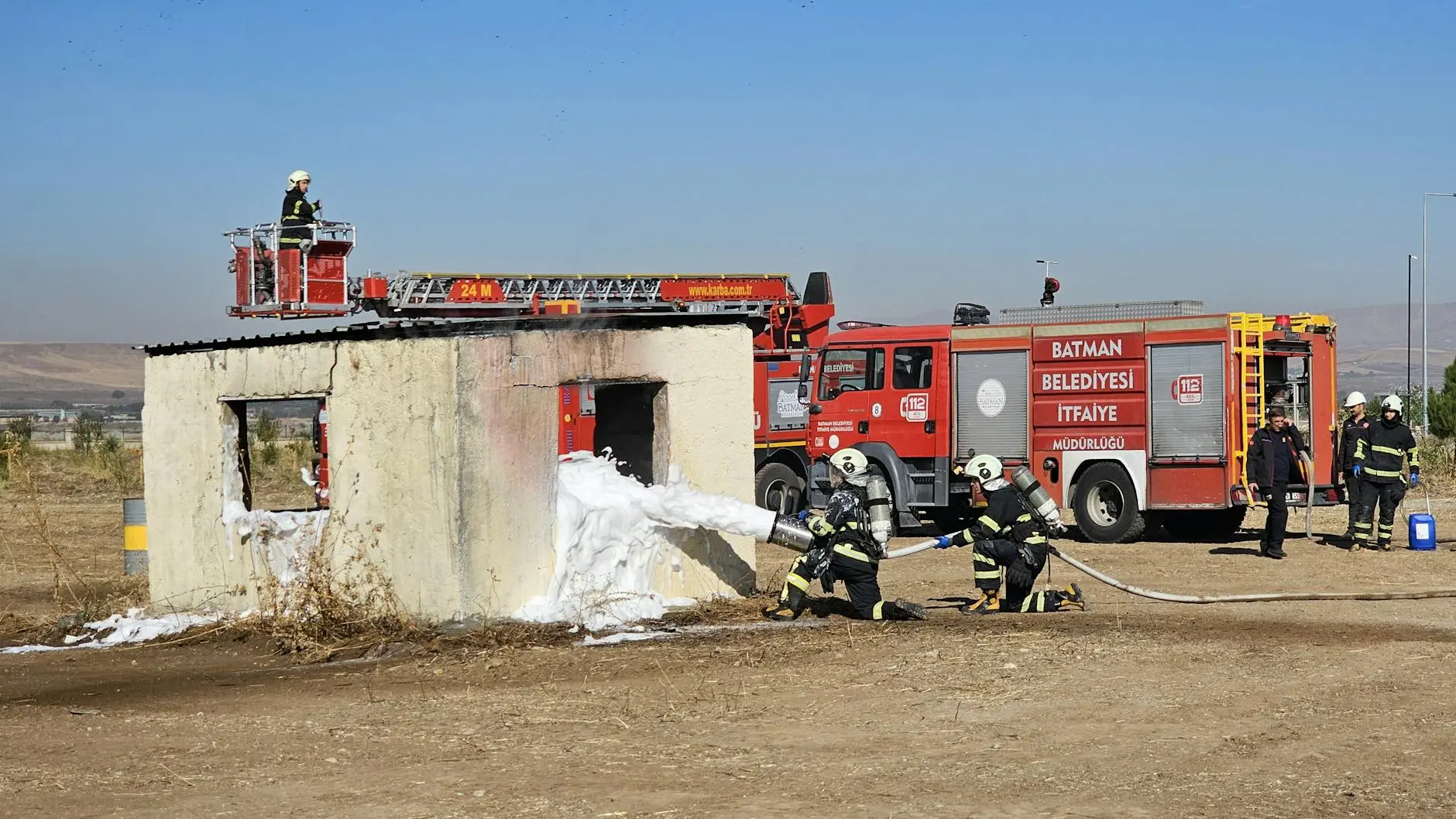 Simulation de formation incendie industrielle avec équipement de protection complet