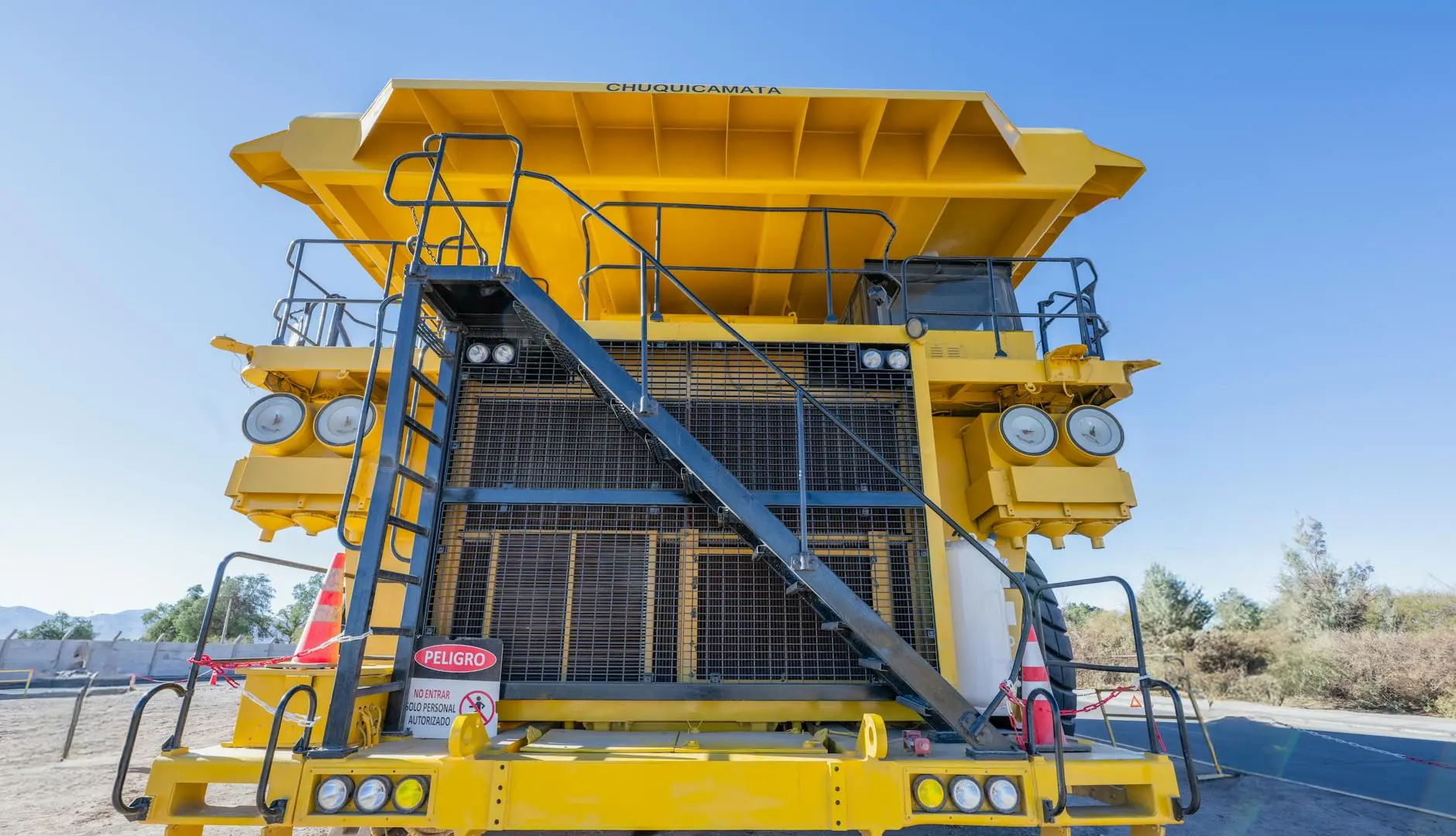 Inspection technique d'un site minier montrant des engins lourds et des auditeurs HSE