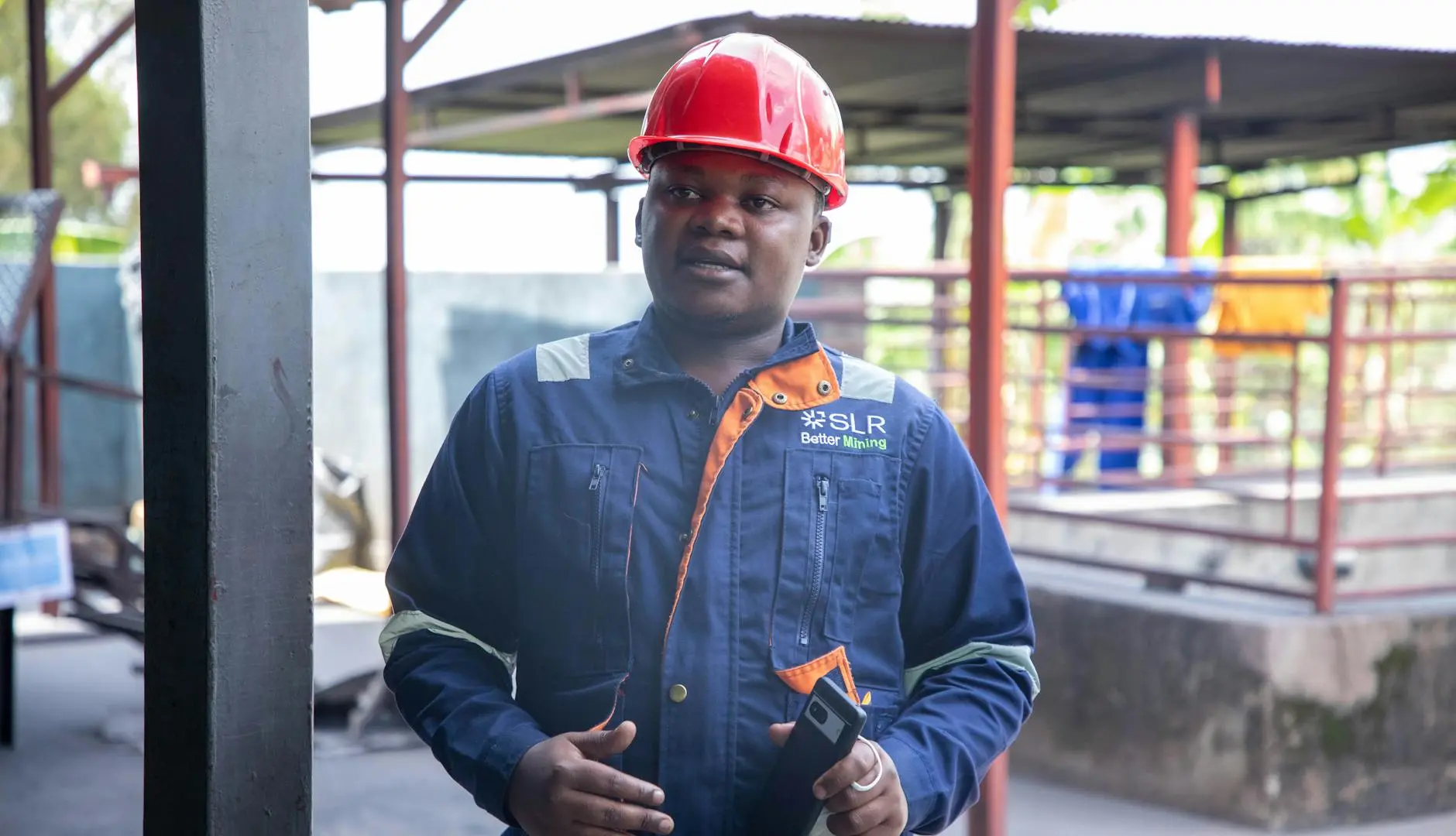 Consultant HSE analysant des plans de gestion risques miniers sur site industriel