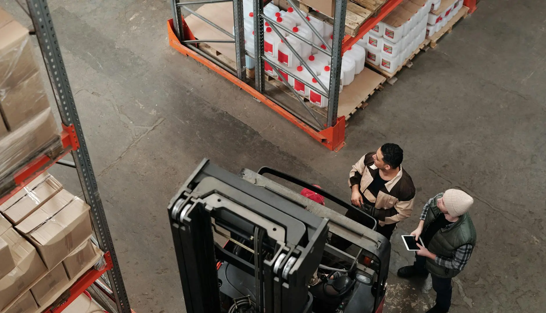 Consultant HSE analysant les risques psychosociaux dans un entrepôt logistique moderne