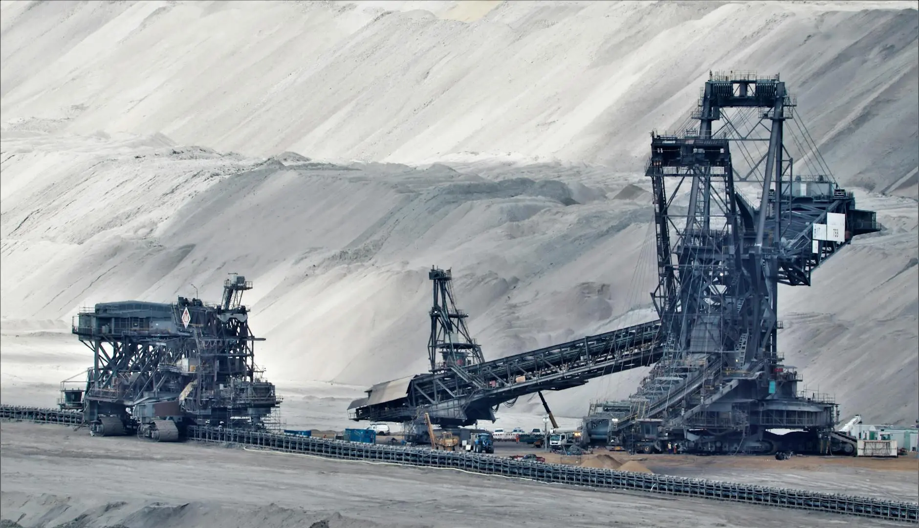 Consultant HSE analysant la sécurité minière opérations extraction sur un site industriel au Maroc