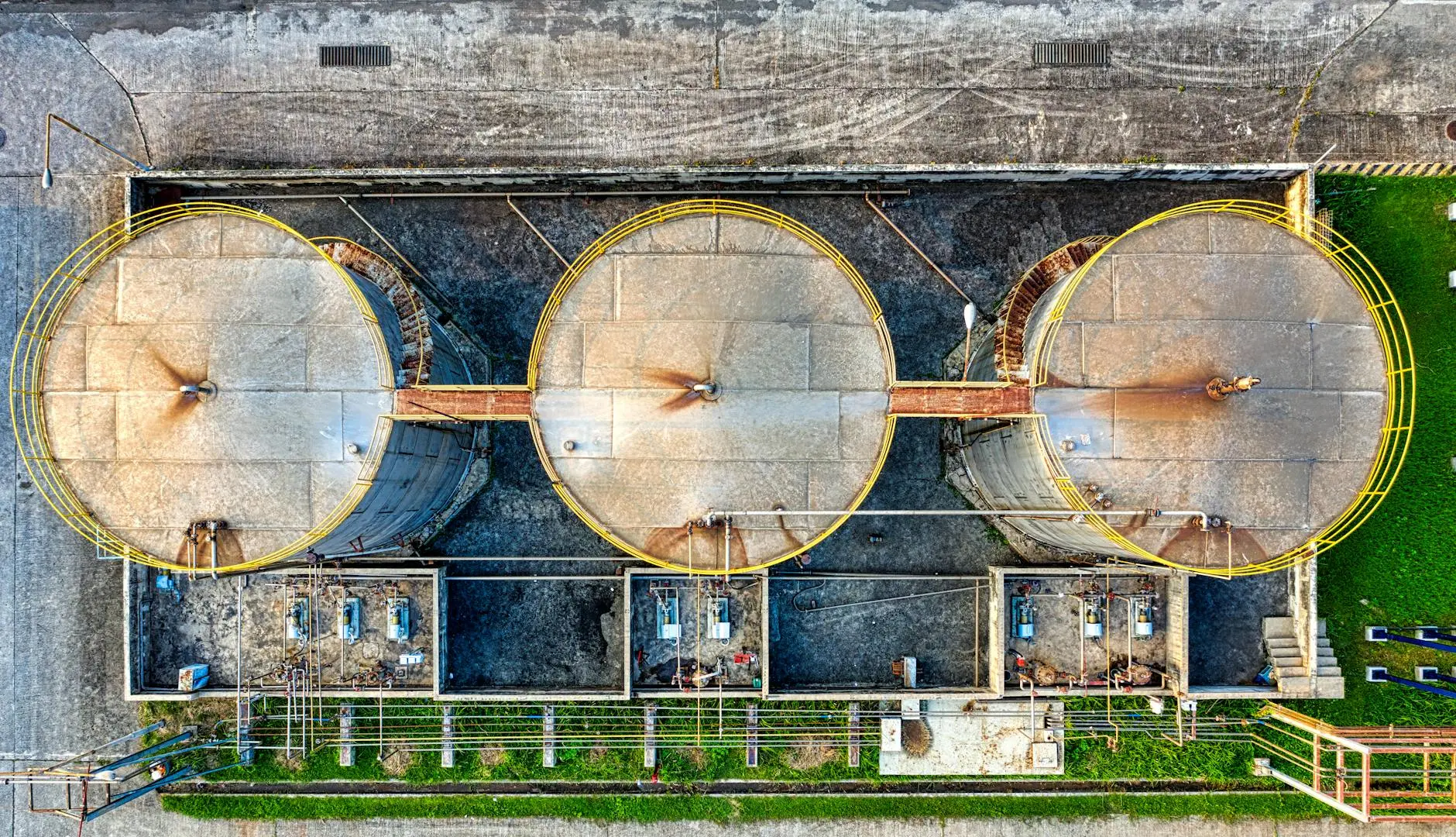 Consultant HSE analysant des plans de conformité sécurité industrielle pétrochimie sur un site industriel au Maroc