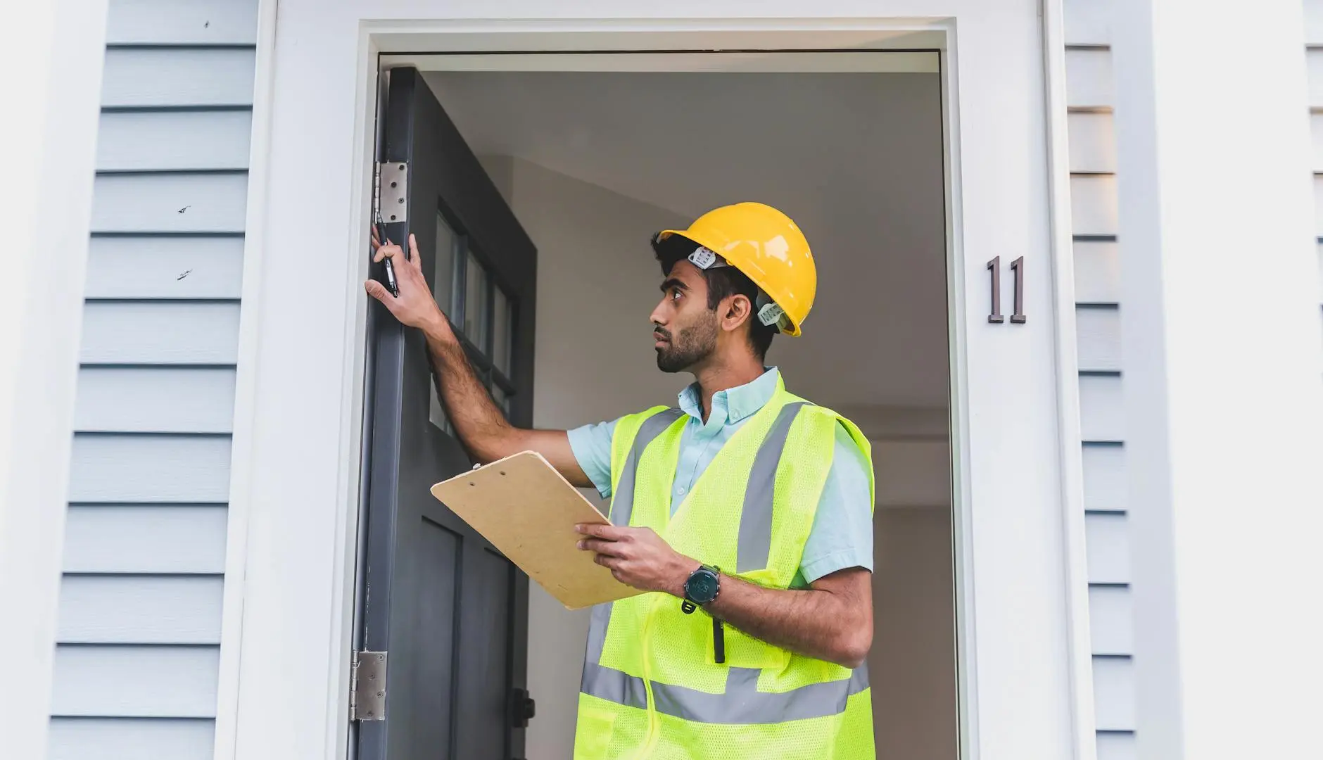 Consultant HSE réalisant un audit de conformité industrielle à Rabat