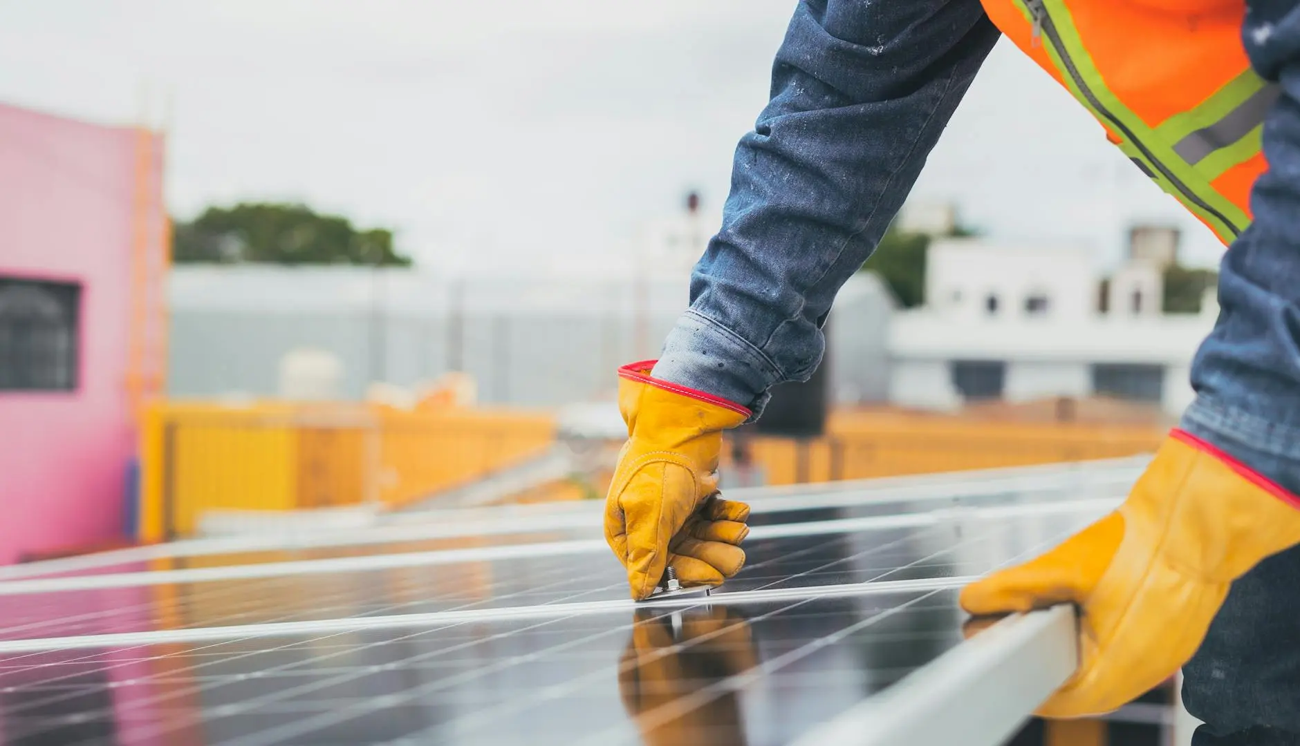 Ingénieur HSE inspectant un chantier éolien avec équipement de protection