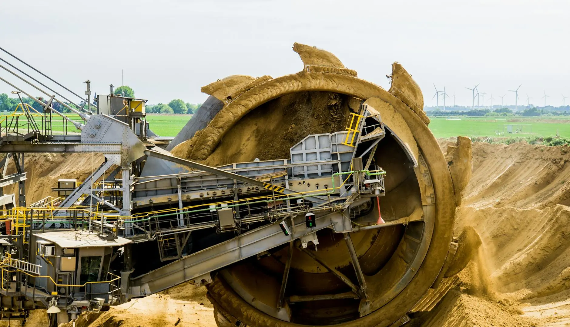 Excavatrice à godets inspectée lors d'un audit de sécurité opérationnelle