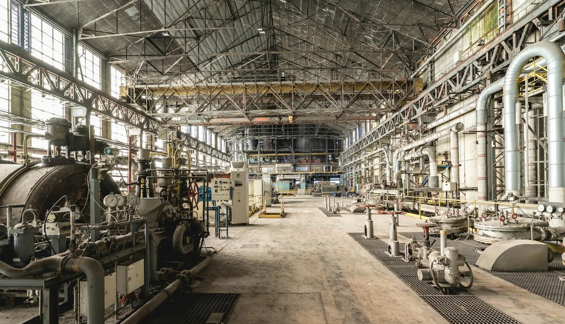 Réunion d'équipe industrielle discutant de prévention et sécurité mentale