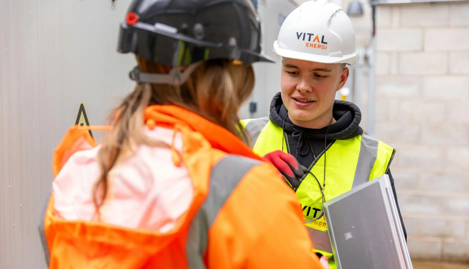 Ouvriers BTP participant à un atelier pratique lors d'un safety day sur chantier