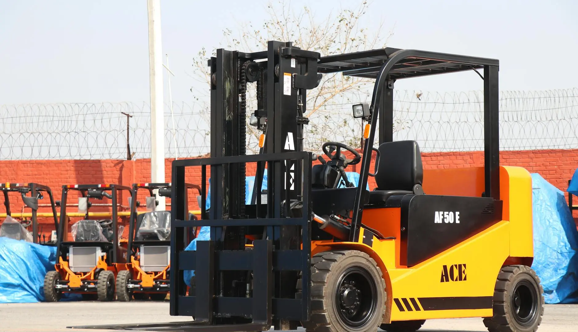 Gestionnaire logistique observant les zones de friction et la sécurité des rayonnages