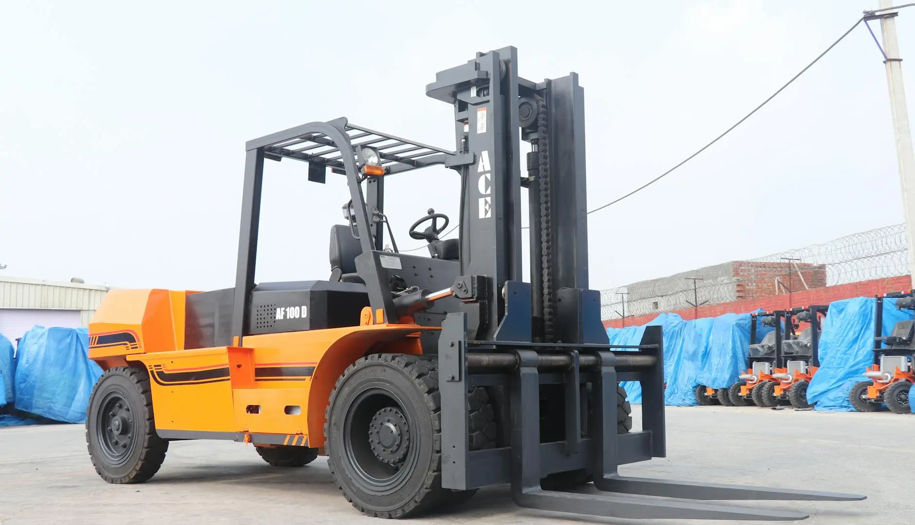 Consultant HSE analysant un plan de circulation et étude de flux logistique en entrepôt