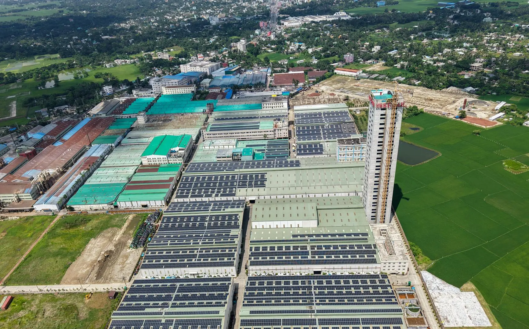 Consultant HSE analysant des données de santé mentale au travail industriel sur tablette