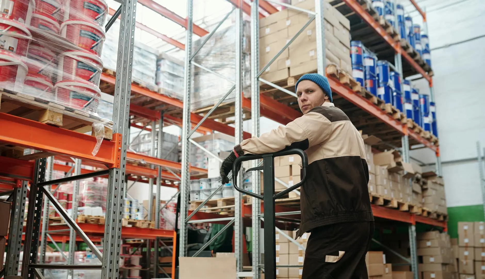 Expert HSE expliquant les procédures de sécurité aux employés d'entrepôt