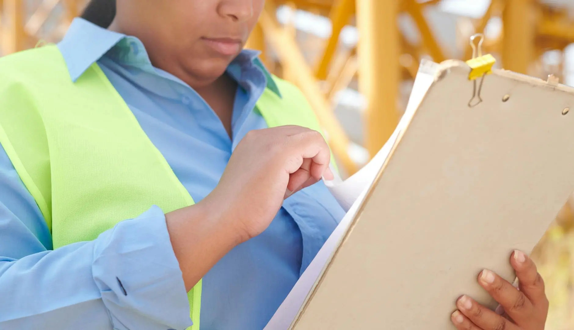 Ingénieur HSE réalisant un audit comportemental sur chantier