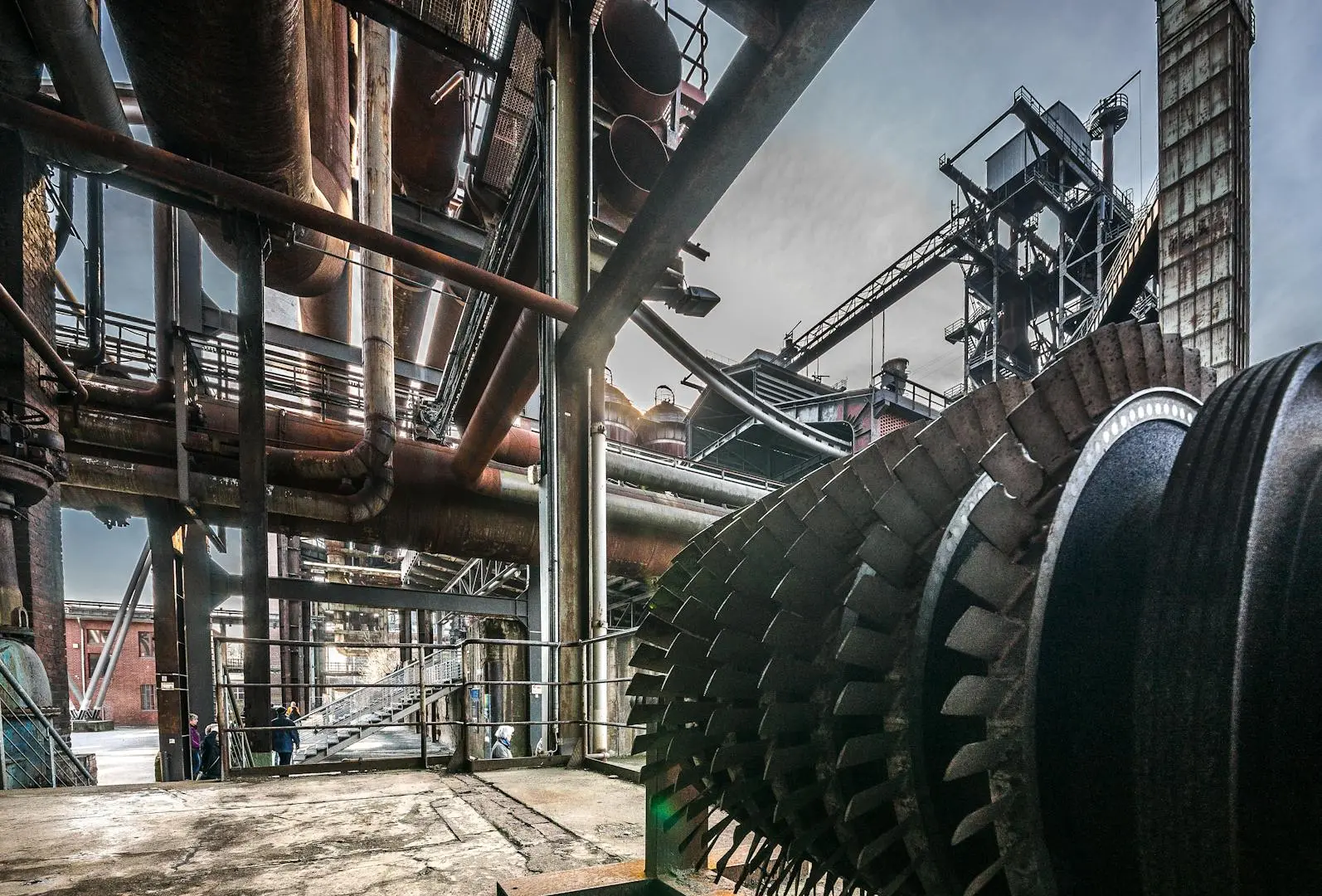 Équipe technique appliquant les normes de l'ergonomie cognitive industrielle