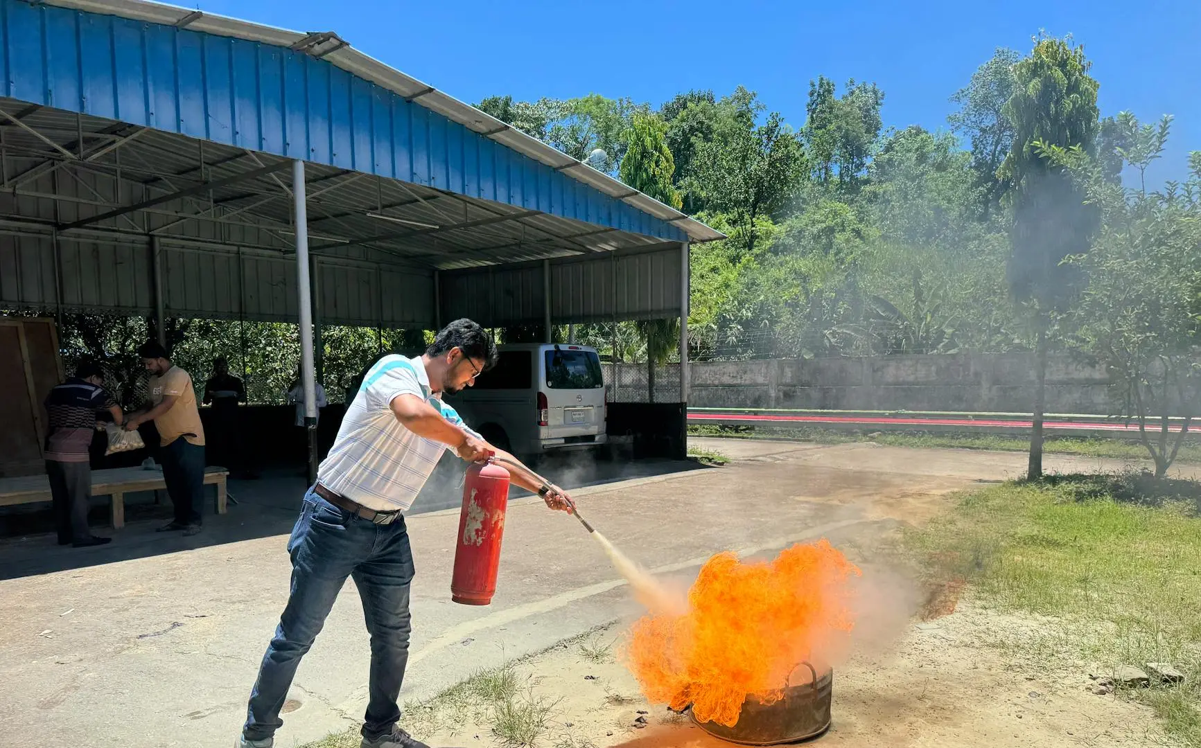 Formation sécurité incendie professionnelle en entreprise avec manipulation rigoureuse d'extincteurs