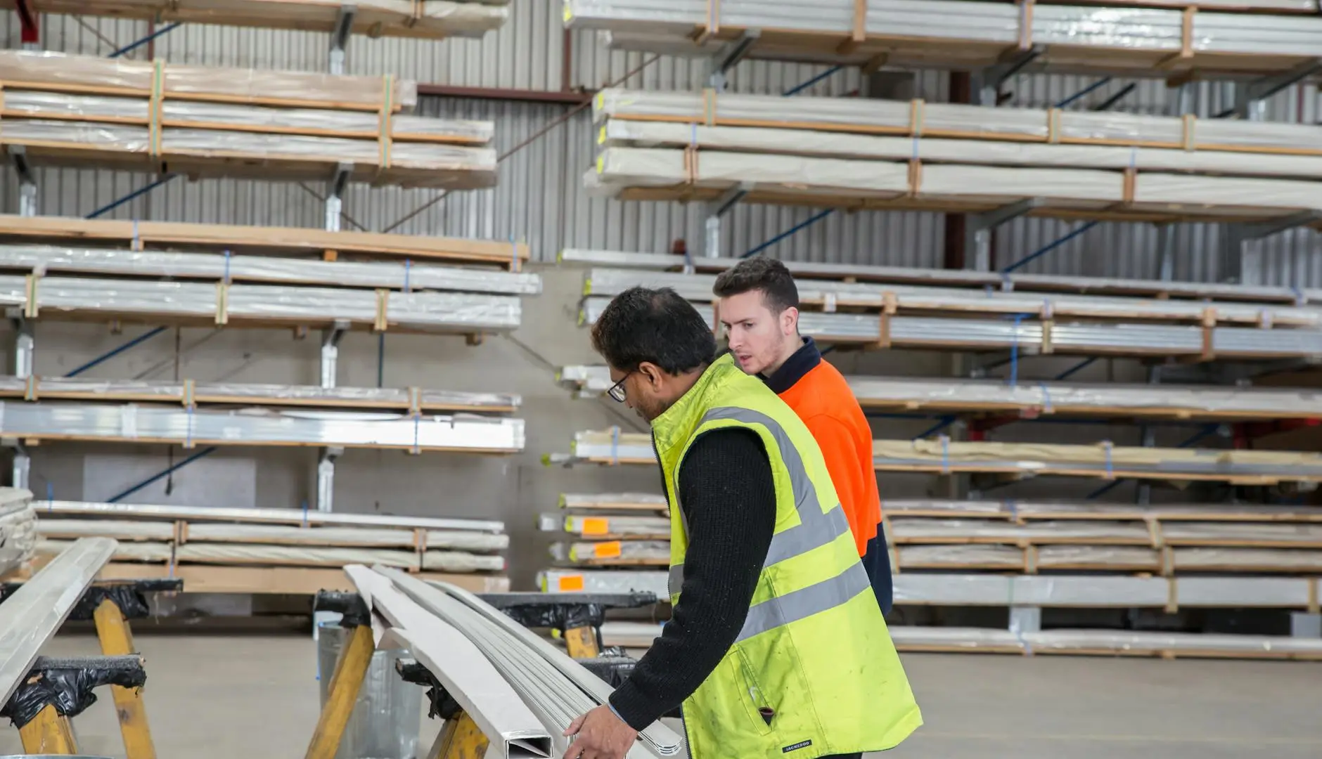 Consultant HSE lors d'un audit de conformité d'un grand centre logistique
